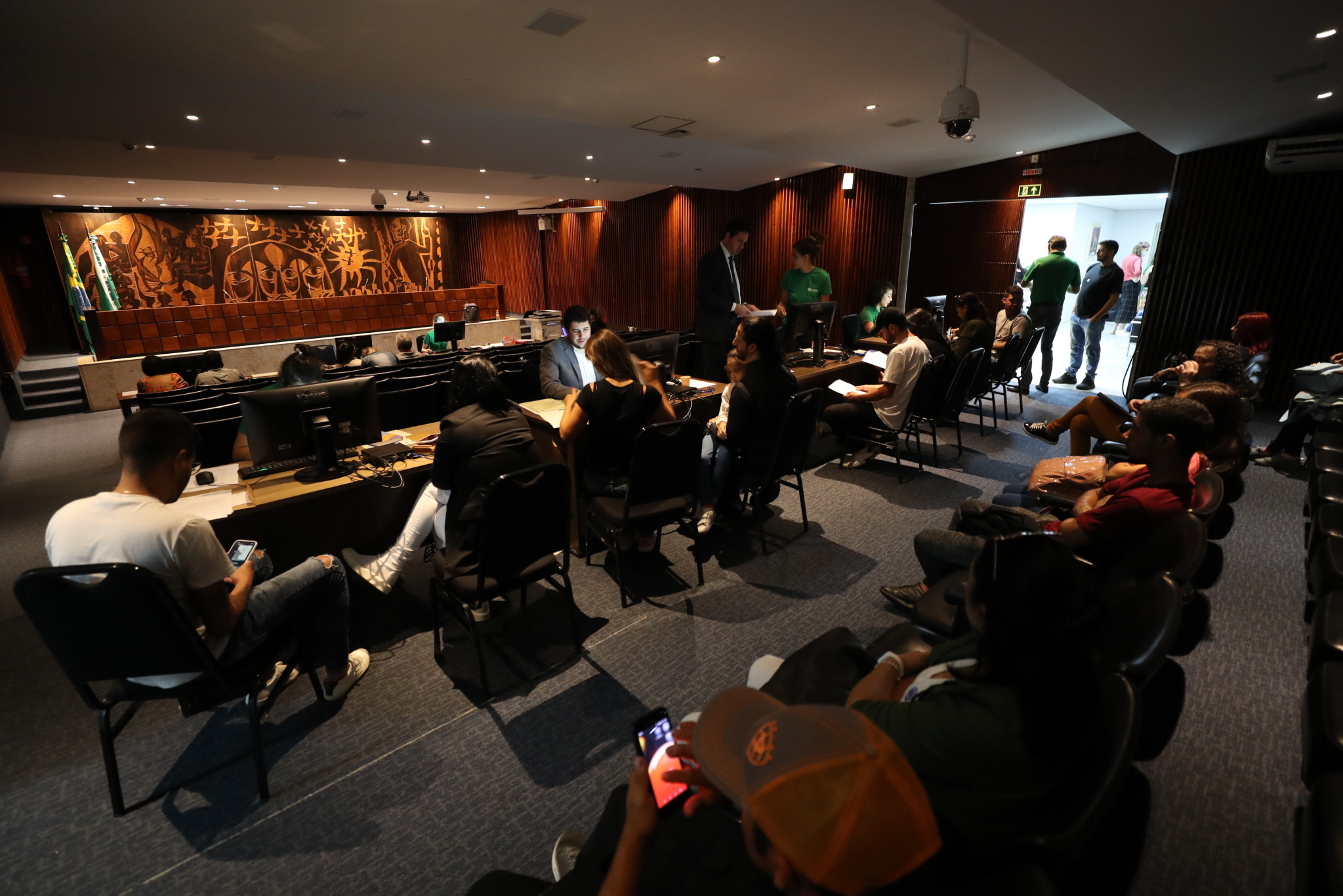 No primeiro dia do mutirão Concilia Paraná, 80 pessoas são atendidas na Assembleia Legislativa