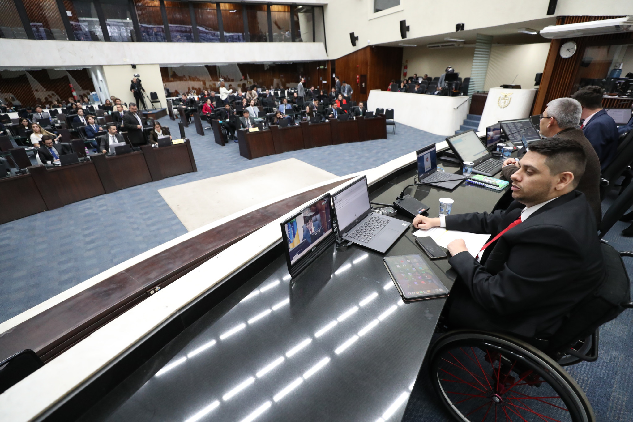 Mais de 60 projetos de lei são apreciados no primeiro dia de sessões plenárias do Parlamento Universitário