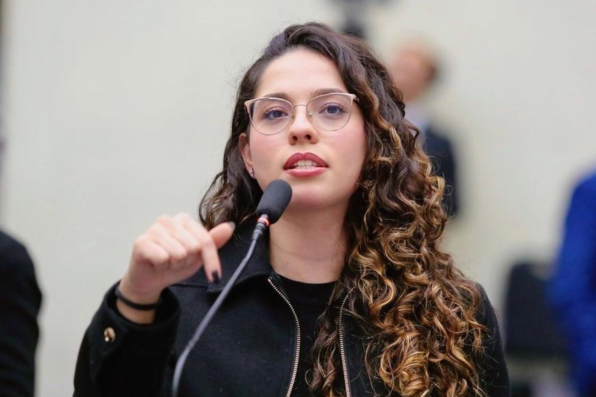 Deputada Ana Júlia (PT) questiona ANEEL sobre reajuste da Copel e aponta queda na qualidade do serviço no Paraná