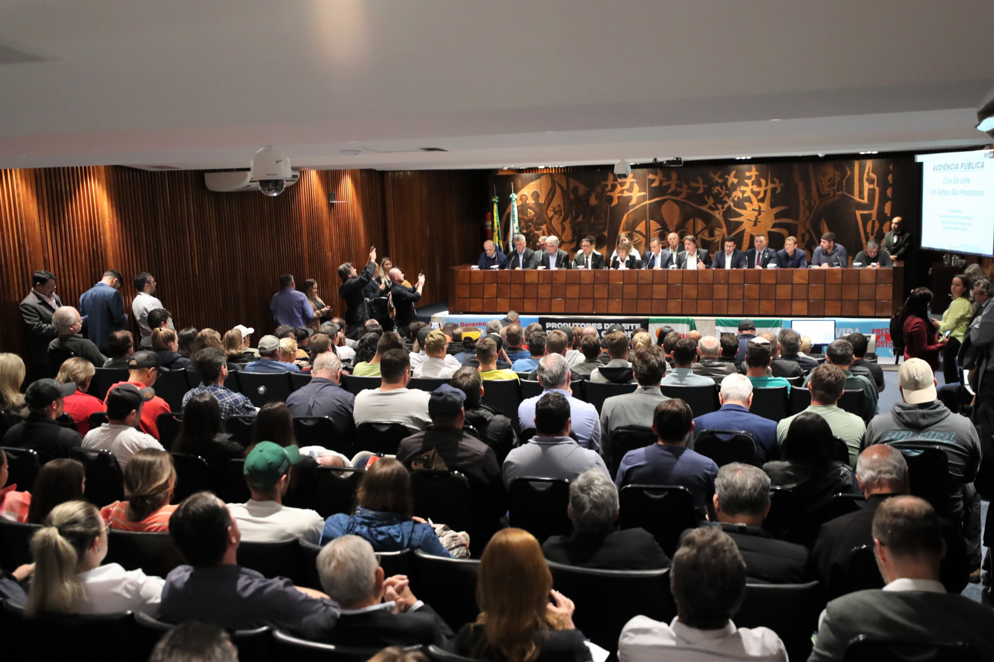 Queda no preço do leite motiva debate na Assembleia Legislativa