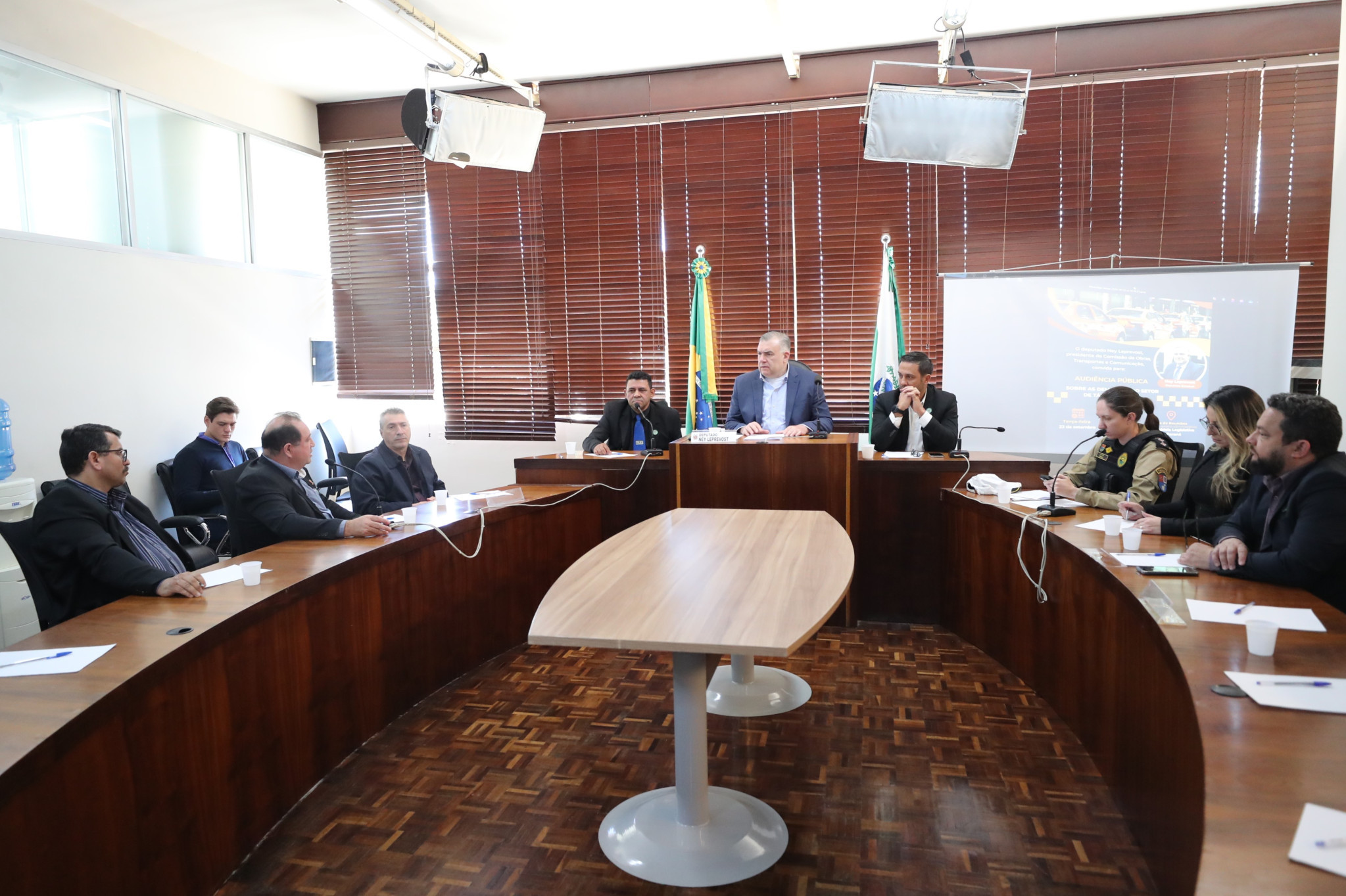 Audiência Pública discute demandas dos taxistas paranaenses diante da forte concorrência dos aplicativos e de denúncias de “pirataria”