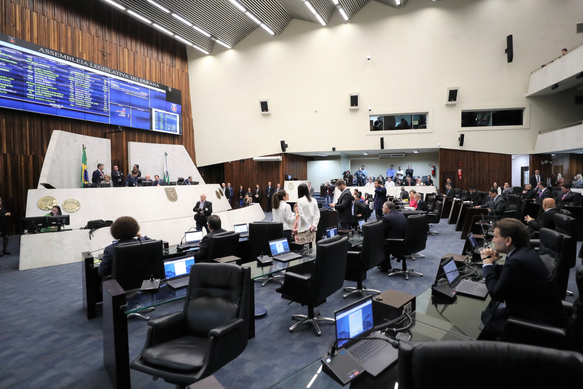 Aprovado projeto que trata sobre a cobrança de couvert artístico no Paraná