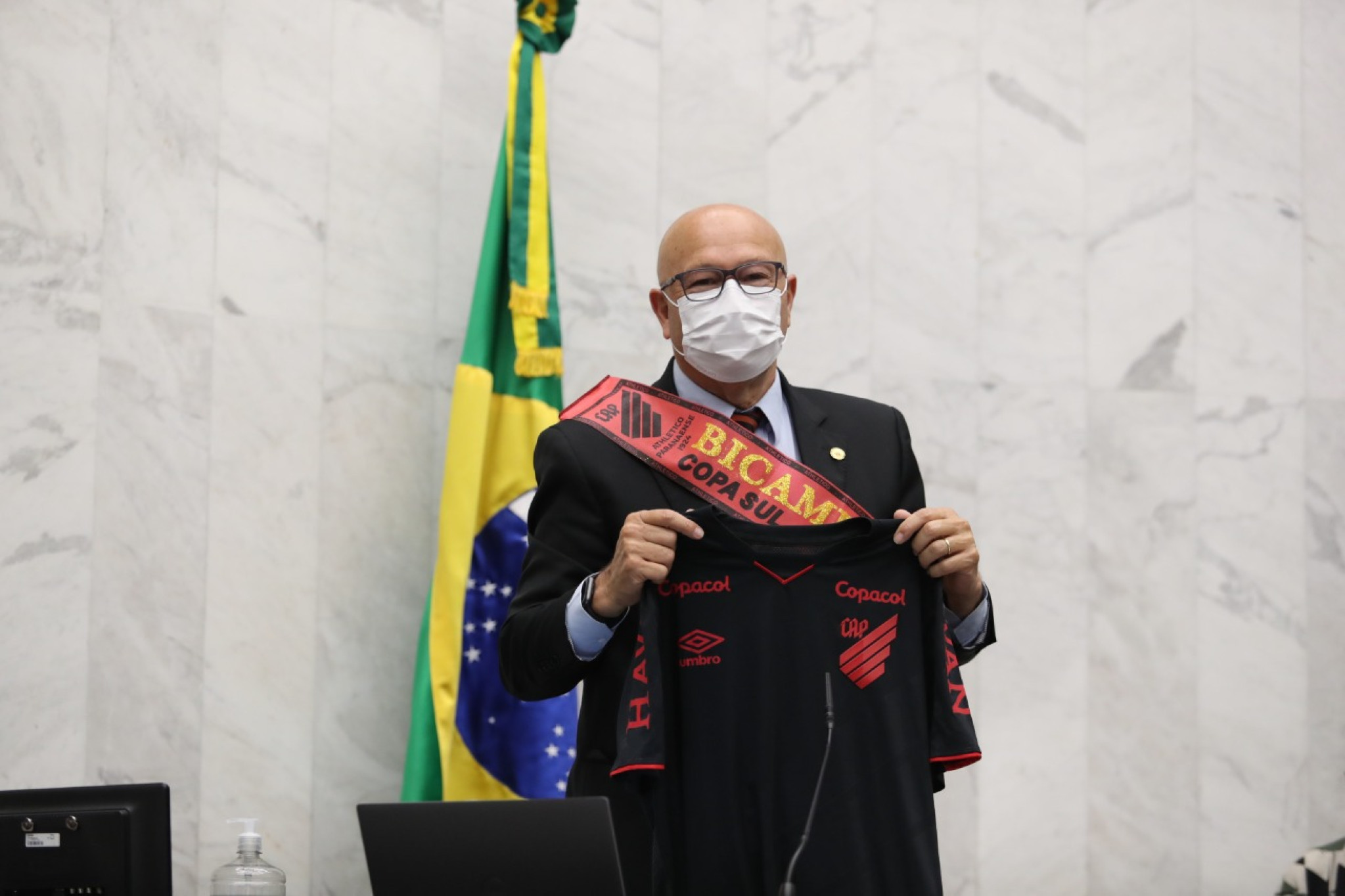 Deputado Romanelli homenageia o Athletico pelo bicampeonato na Sul-Americana
