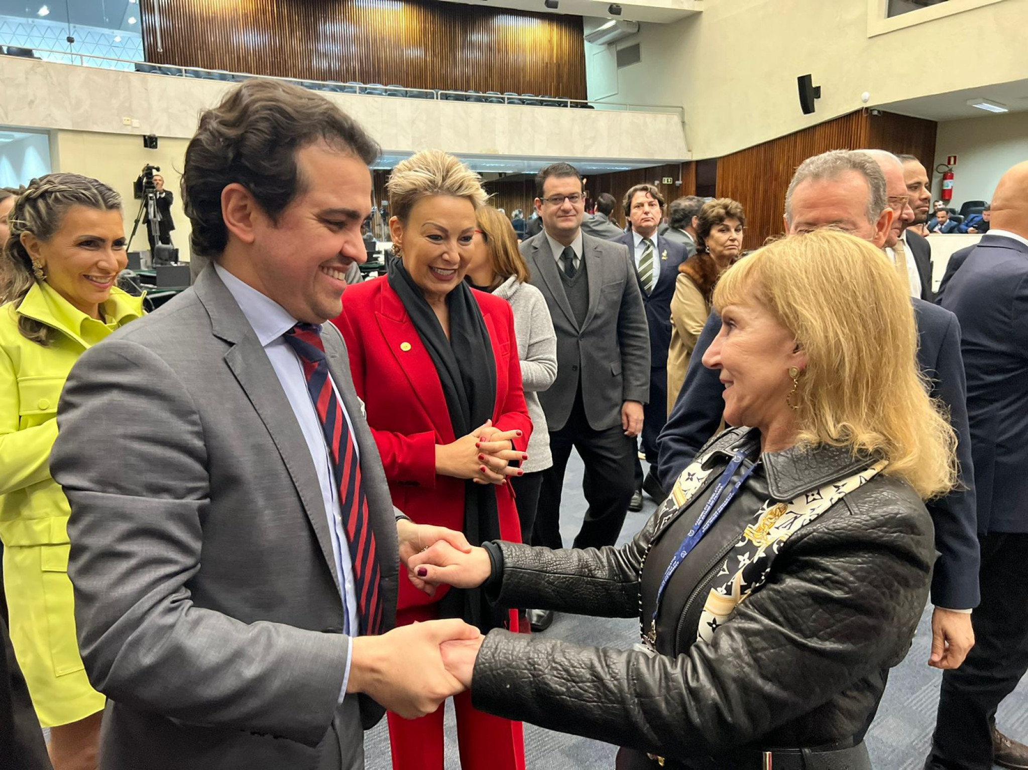 Deputado Luiz Fernando Guerra (União) presta homenagem à servidora da Assembleia