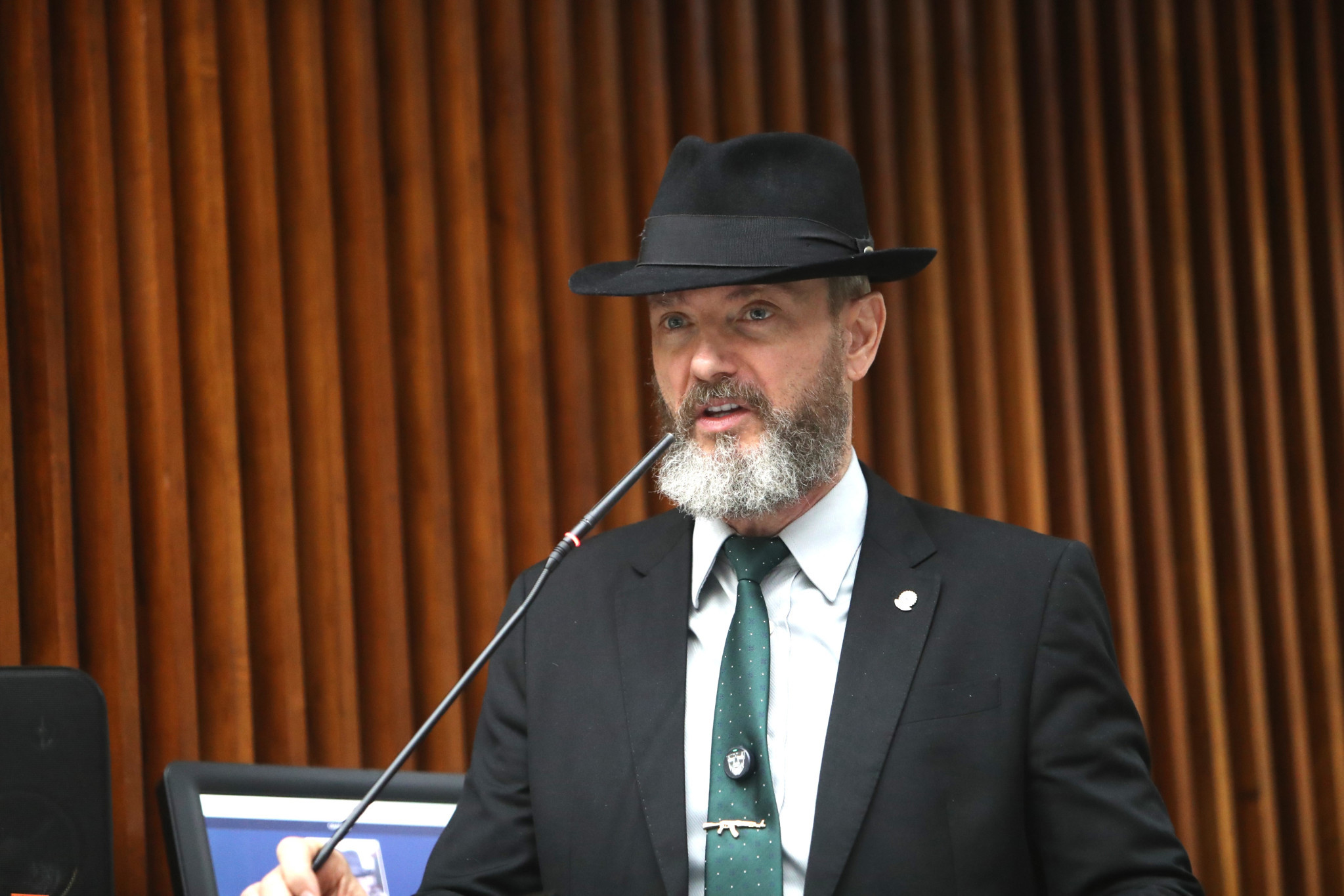 Deputado Tito Barichello (União) requer mais transparência nos serviços das operadoras de telefonia móvel que atuam no Paraná