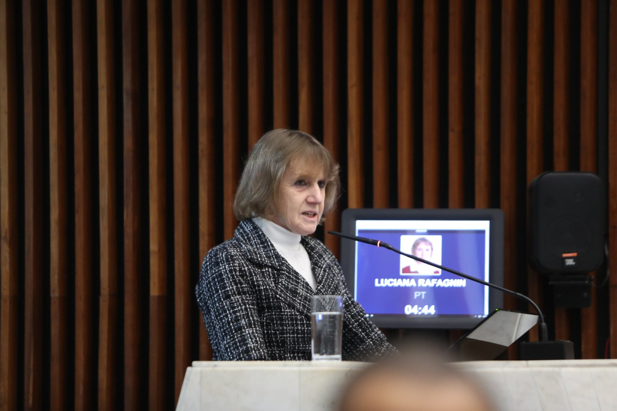 Em dois requerimentos, a deputada Luciana Rafagnin (PT) pede mais proteção e segurança para a população paranaense