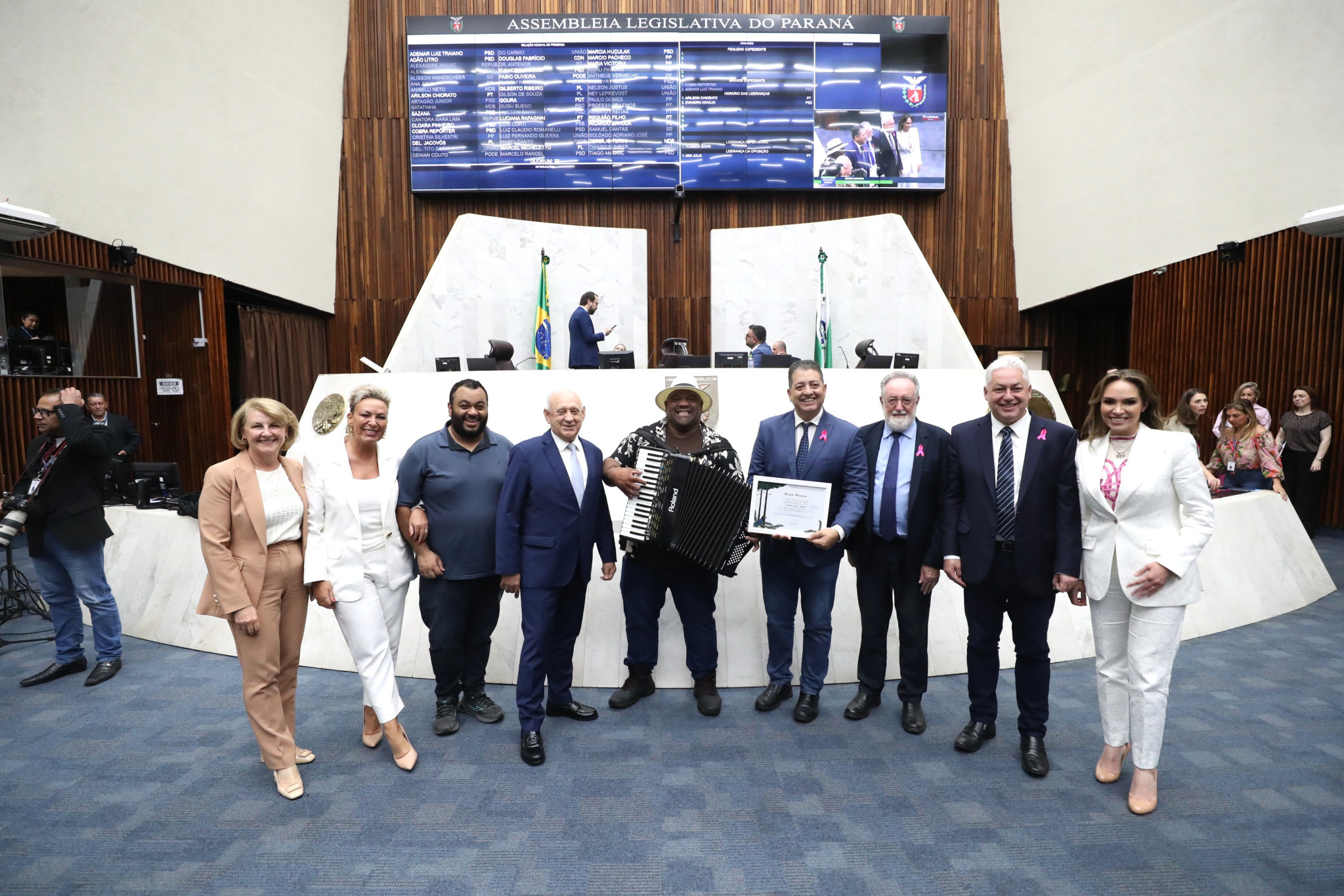 Deputado entrega Menção Honrosa ao conjunto Fabiano Santos e Banda