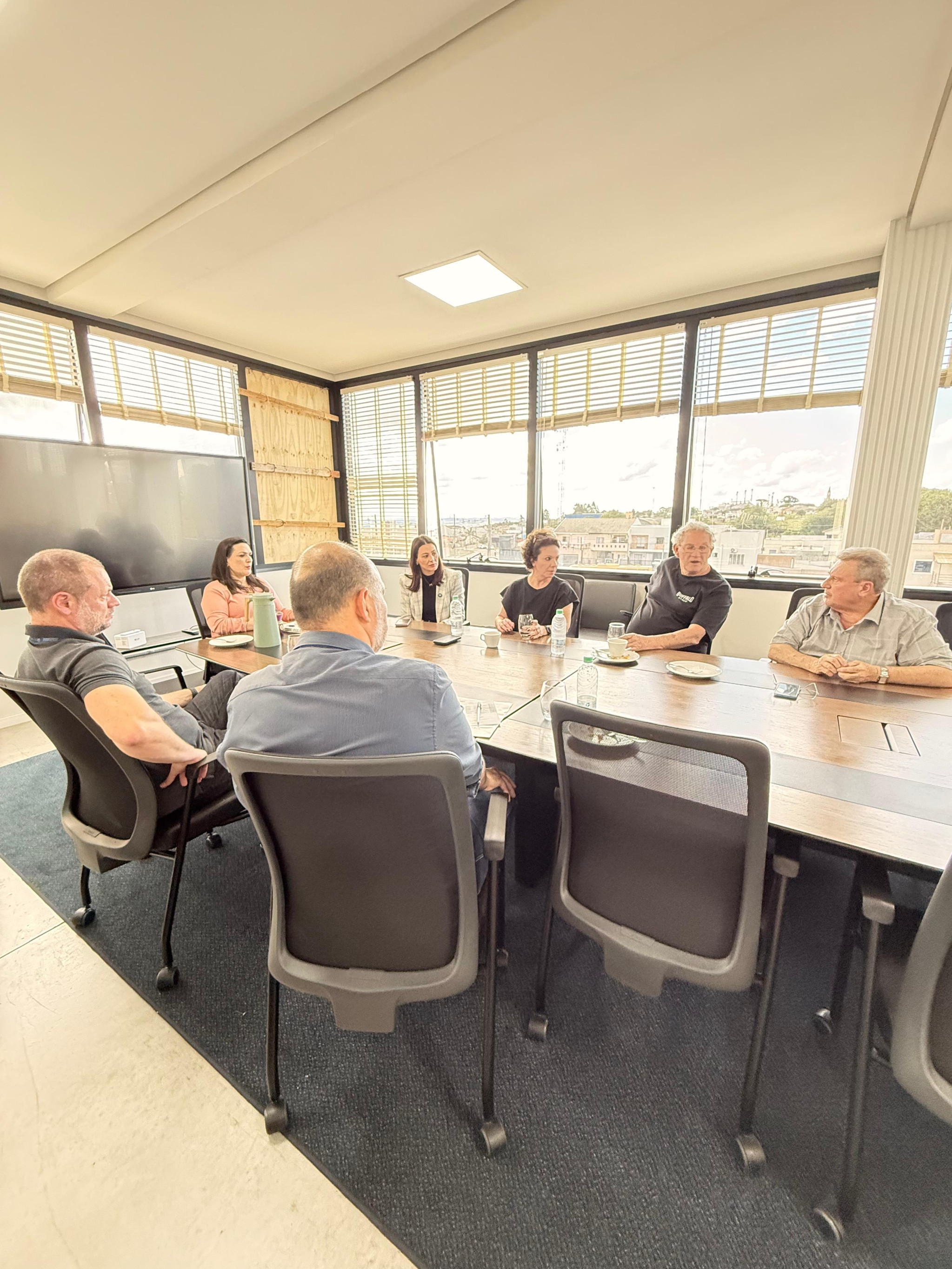 Deputada Mabel Canto (PP) debate melhorias na PR-151 em reunião com prefeita e empresários de Carambeí