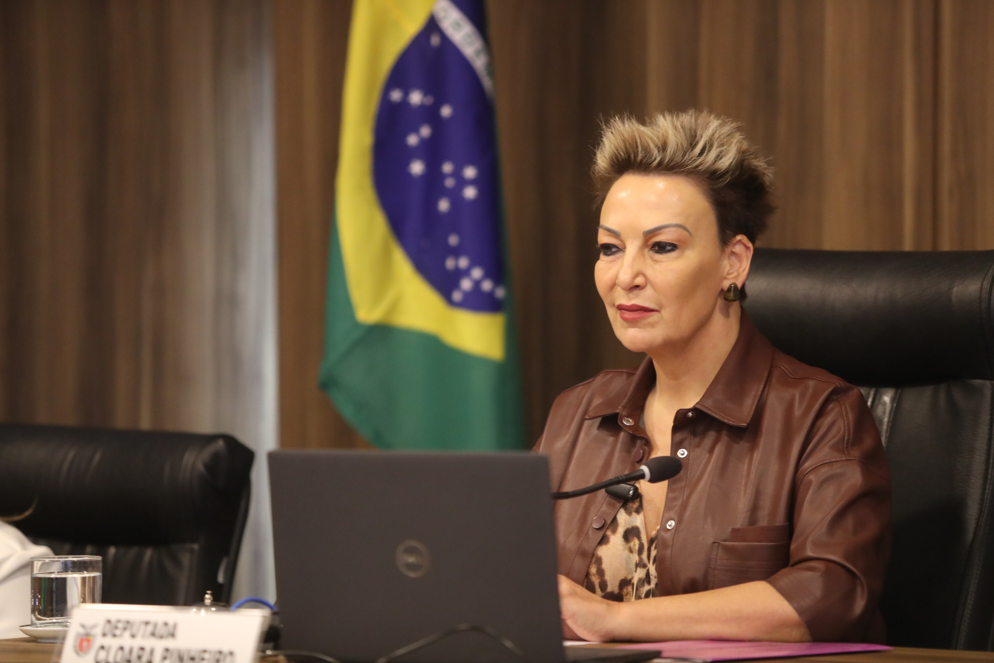 Sancionada lei que garante a exibição do Símbolo da Pessoa com Visão Monocular nas placas de atendimento prioritário