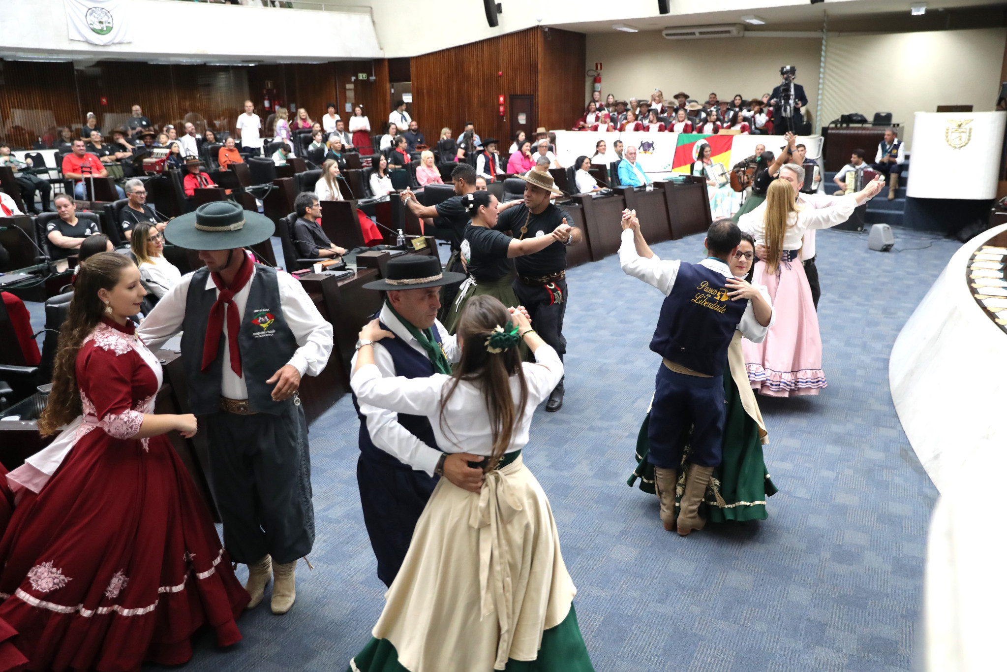 Sessão solene na Assembleia Legislativa celebra os “Anjos” do Grupo Passos do Gaúcho