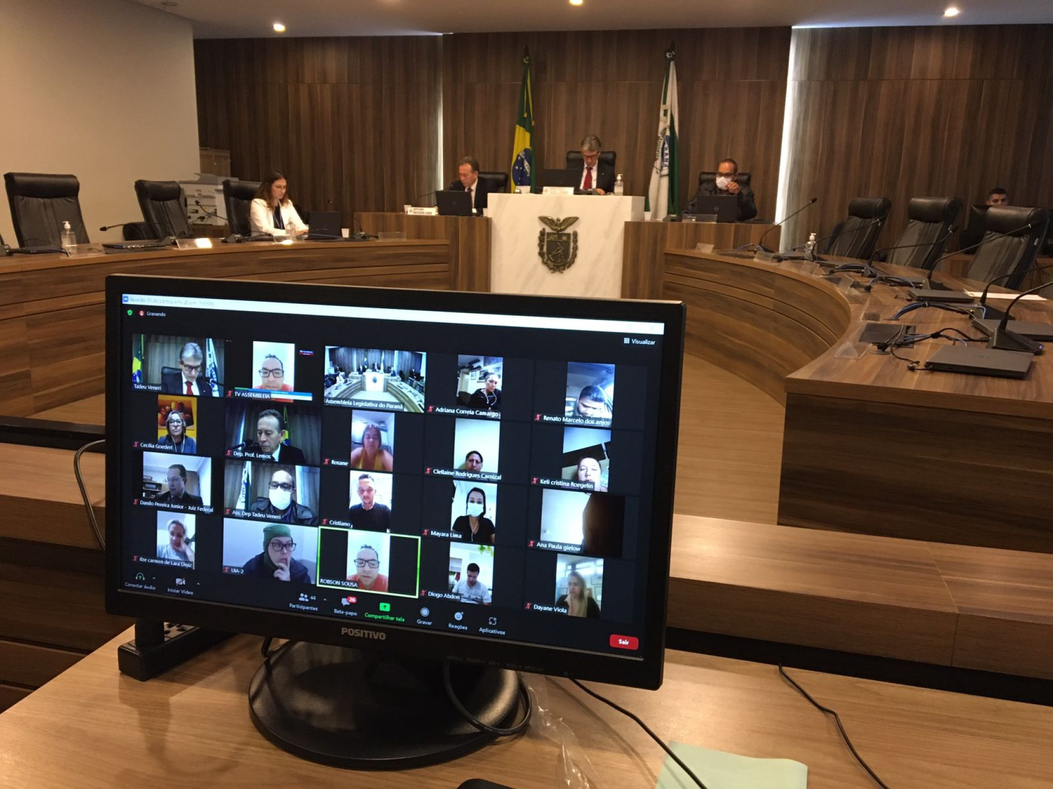 Famílias de Cascavel procuram Assembleia para reivindicar moradia digna