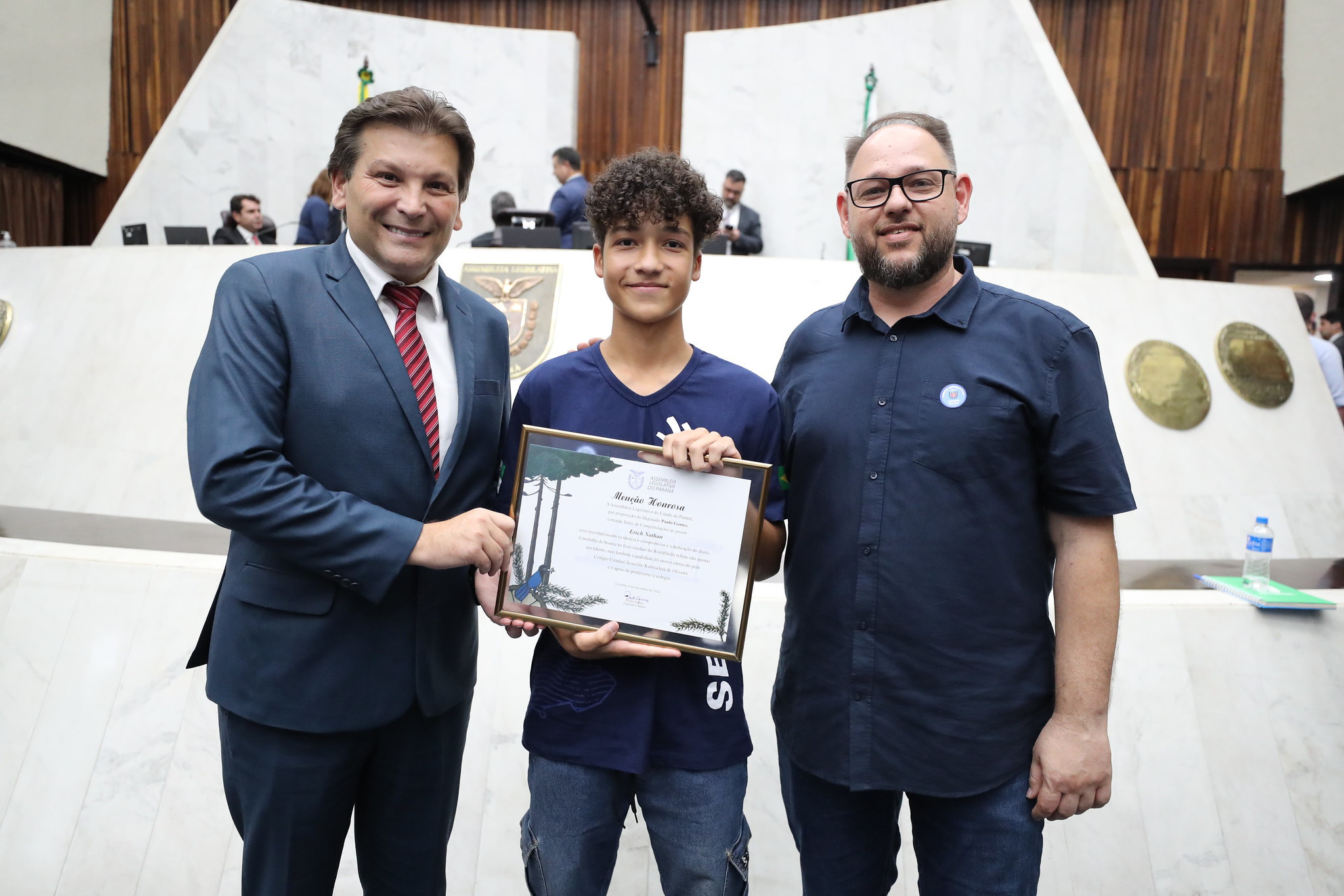 Estudante paranaense que pode representar o Brasil em competição de educação profissional recebe homenagem na Assembleia