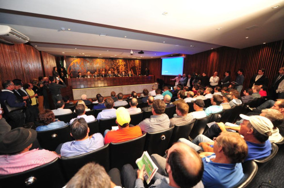 Deputados, técnicos e setor produtivo debateram calendário para o cultivo da soja no Paraná