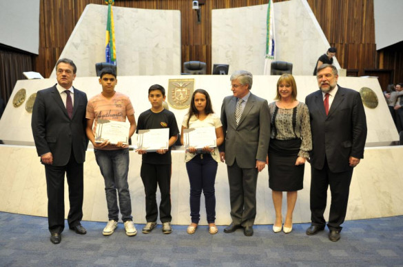 Alunos vencedores do 1º Concurso de Redação da Assembleia Legislativa recebem premiações