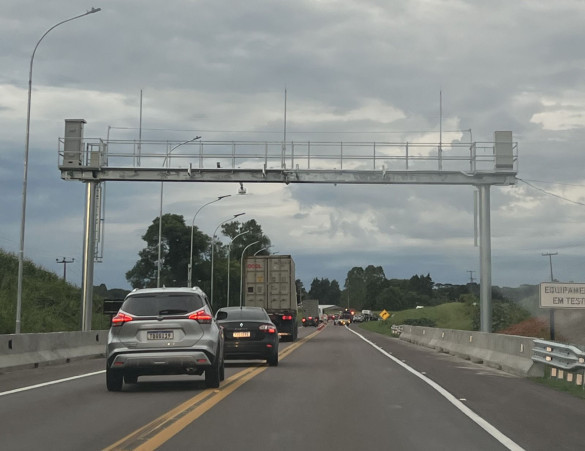 Deputados protocolam Ação Popular para suspender cobrança integral do “free flow” no lote 4 dos pedágios