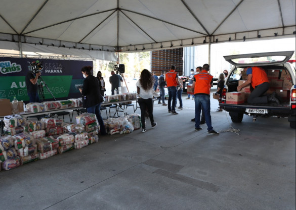 Servidores da Assembleia Legislativa doam 12 toneladas de alimentos para a Campanha Cesta Solidária Paraná