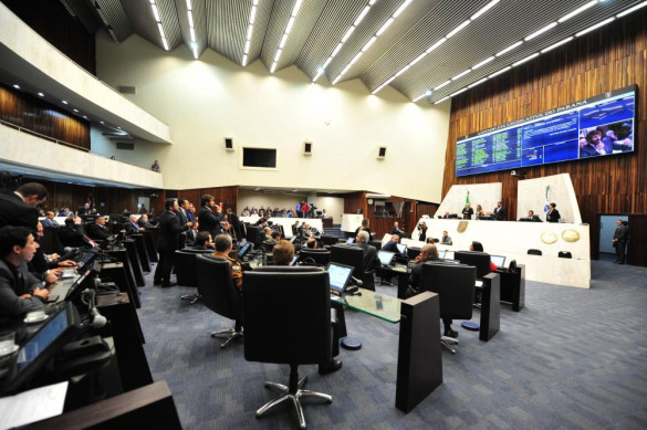 Deputados discutem e aprovam seis projetos de lei em Plenário