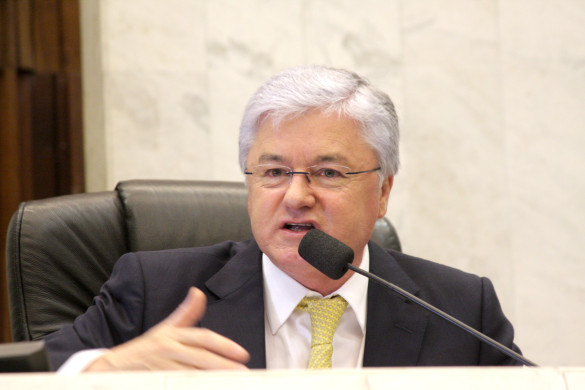 "Excluir os deputados das eleições municipais é não querer entender a democracia", diz Rossoni