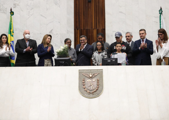 Destaques no enfrentamento da Covid-19, profissionais de saúde são homenageados na Assembleia
