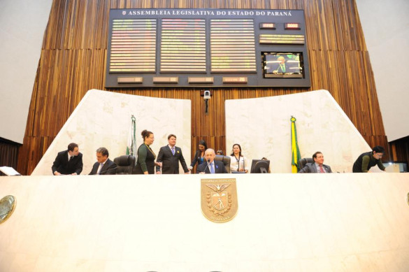 Projeto do Governo que prevê punições para auditores fiscais é lido na Assembleia