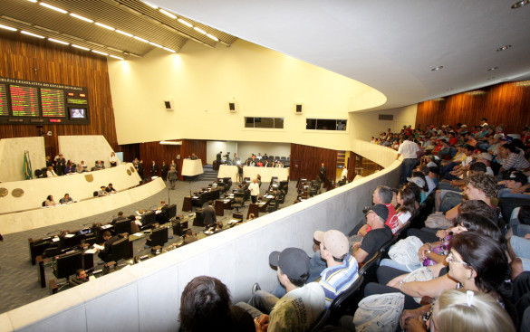 Projetos recebem emendas e retornam para CCJ