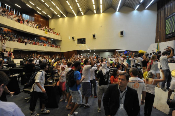 Manifestantes invadem a Assembleia e votações em Plenário são suspensas