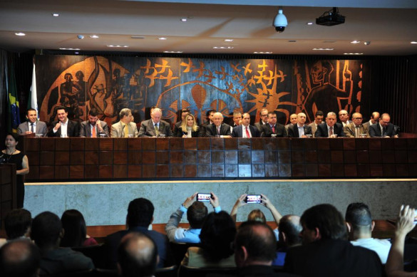 Prefeitos defendem fortalecimento do municipalismo durante posse do novo presidente da AMP