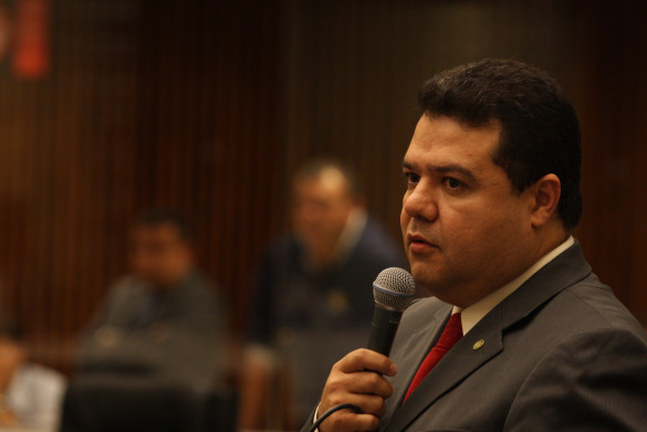 Projeto de Lei Proíbe Distribuição de Livros que Contrariam a Norma Culta