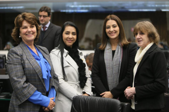 Bancada feminina da Alep se manifesta contra redução de cota para mulheres na política