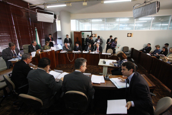 Projeto de Rossoni e Plauto sobre regularidade das contas municipais passa na CCJ
