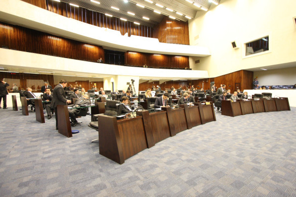 Deputados aprovam cinco projetos e adiam debates sobre meia-entrada