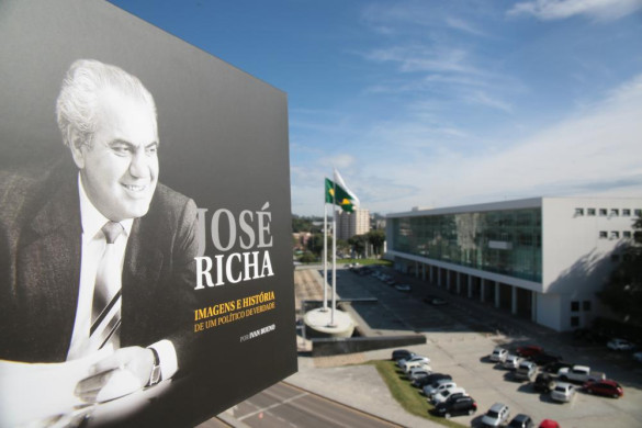 Livro que celebra trajetória política de José Richa será lançado nesta segunda-feira (19), na Assembleia Legislativa