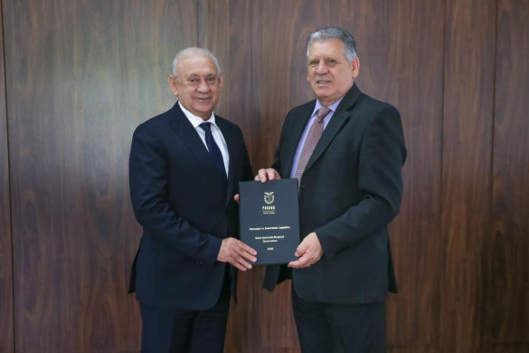 Chefe da Casa Civil entrega relatório do Governo do Estado ao presidente da Assembleia