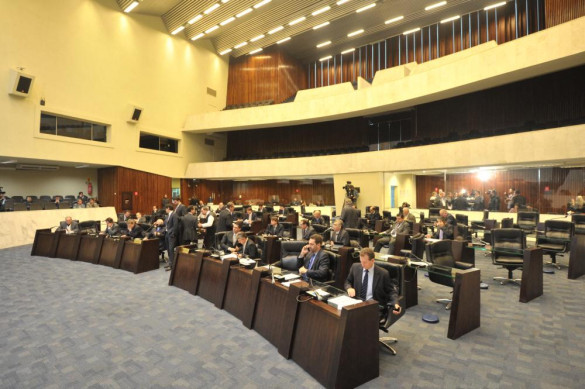 Deputados aprovam projeto que disciplina a elaboração e consolidação das leis estaduais