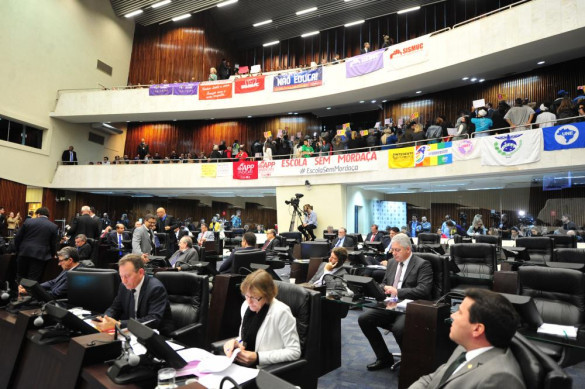 Maioria dos deputados decide retirar de pauta projeto Escola Sem Partido