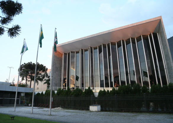 Deputados votam projeto que regulamenta cargos em universidades estaduais