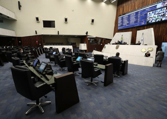 Segue para sanção projeto que adia prazo de validade de concursos públicos no Paraná