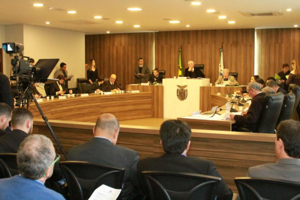 Projetos que reajustam vencimentos de servidores são aprovados na CCJ e na Comissão de Finanças