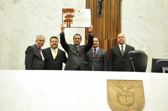 Assembleia outorga o título de Cidadão Honorário do Paraná ao bispo Sinvaldo Corrêa Coelho