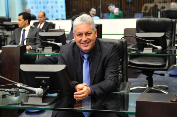 Projeto de Douglas Fabrício flexibiliza a inclusão do termo "idoso" no RG