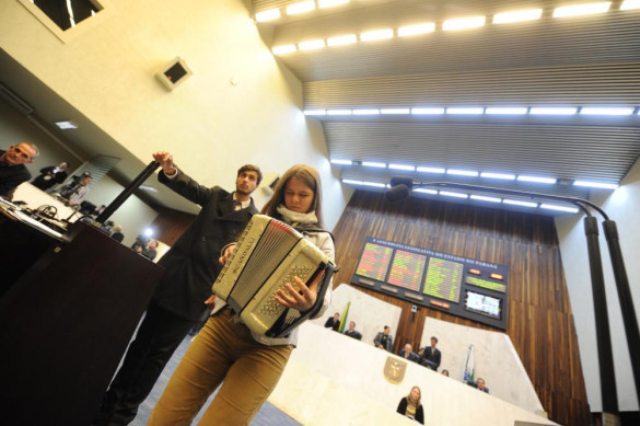 Paranaense campeã mundial de acordeão é recebida na Assembleia