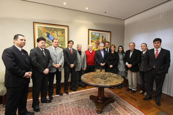 Deputados Entregam Cheque de R$ 8,7 Mil a Fernanda Richa Para Compra de Cobertores