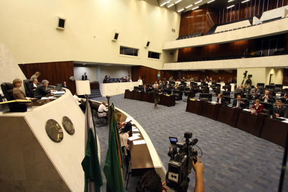 Deputados aprovam prioridade de vaga para deficiente