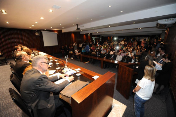 Discussões acaloradas marcam audiência pública para discutir situação dos imigrantes