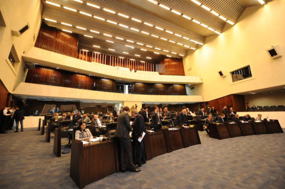 Deputados aprovaram nove projetos na sessão plenária desta terça-feira (15)