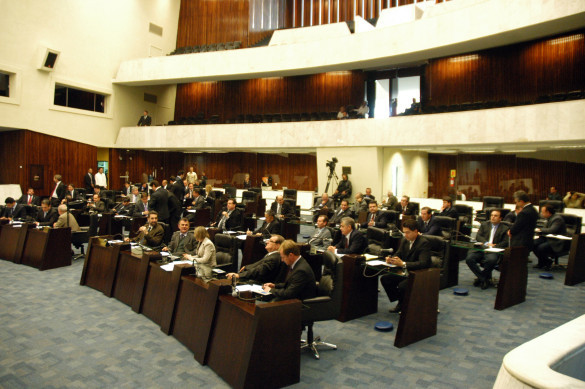 Aprovado projeto que prevê multa para quem não descartar pilhas em local adequado