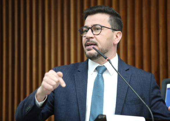 Bancada de Oposição da Assembleia critica suspensão de prerrogativas do deputado Renato Freitas (PT)