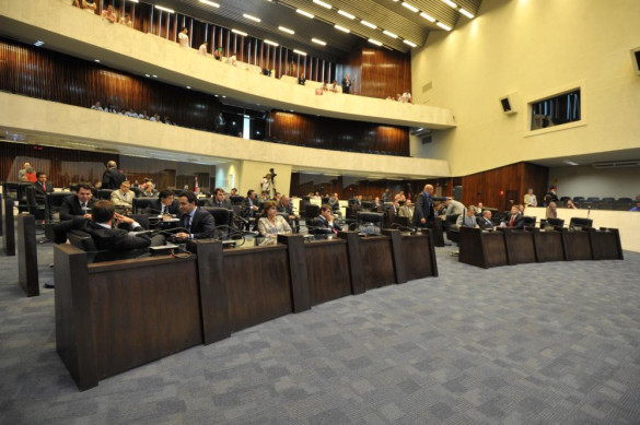 Movimentos grevistas monopolizam pronunciamentos durante sessão da Assembleia