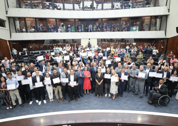 Assembleia homenageia personalidades de destaque em diversas áreas no Paraná