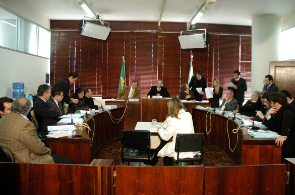 CCJ aprova projeto que regulamenta cobrança de diárias em hotéis do Paraná